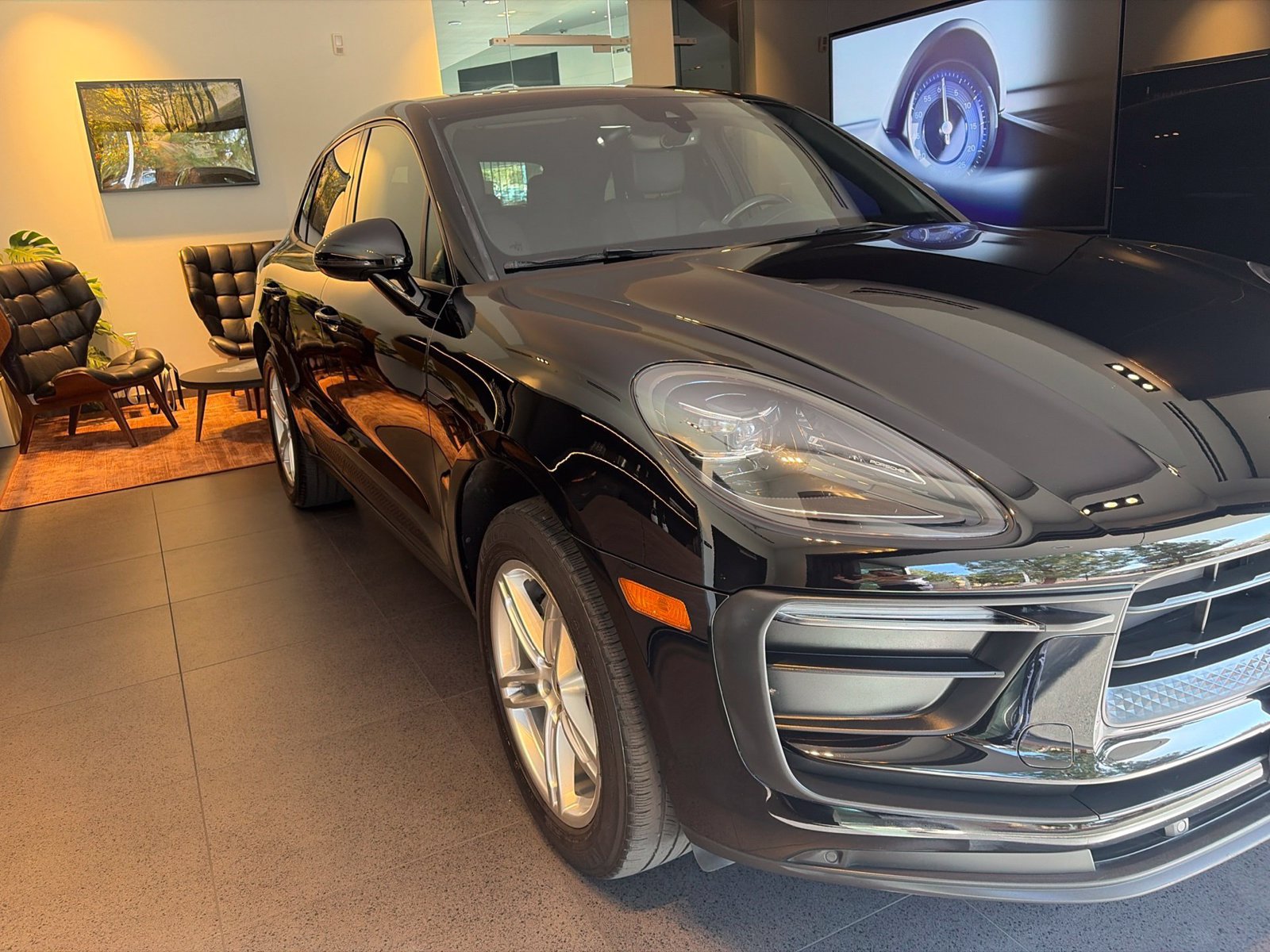 Used 2023 Porsche Macan AWD/4WD image 3