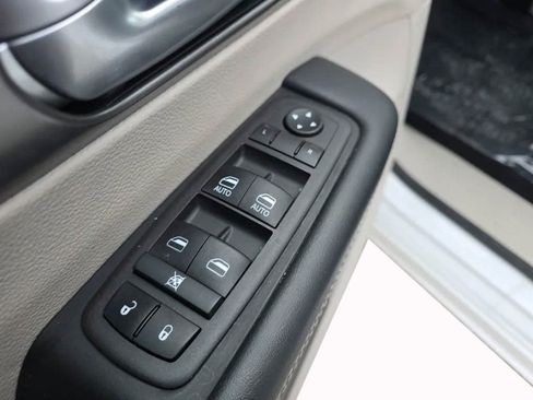 Used 2024 Chrysler Pacifica Limited FWD image 11