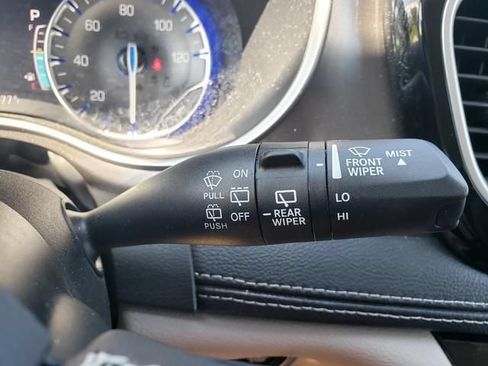 Used 2024 Chrysler Pacifica Touring-L FWD image 27