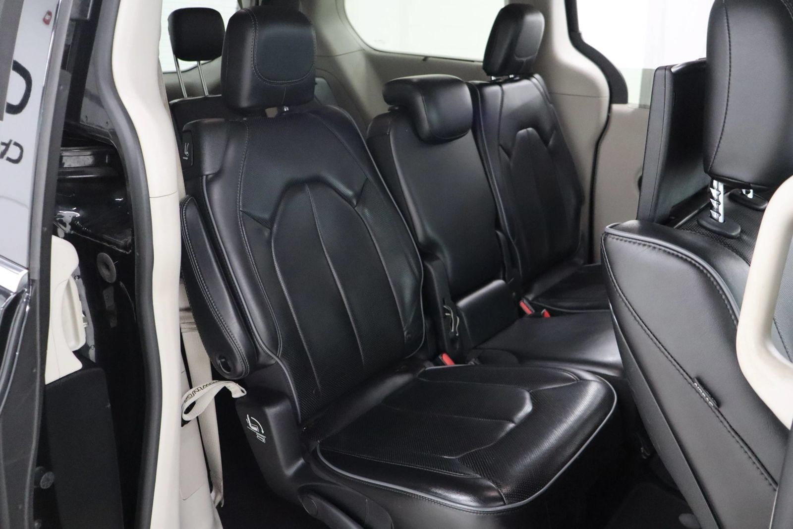 Used 2017 Chrysler Pacifica Limited w/ UConnect Theater Package FWD image 26
