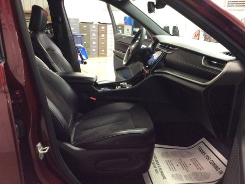 Used 2024 Jeep Grand Cherokee Altitude image 36