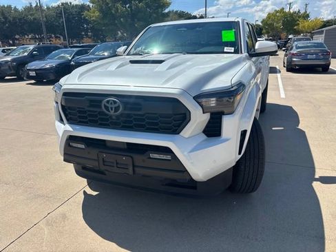 Used 2024 Toyota Tacoma TRD Sport w/ TRD Sport Premium Package RWD image 6