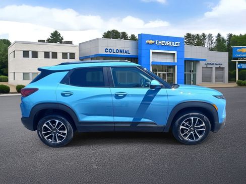 Used 2024 Chevrolet TrailBlazer LT w/ Convenience Package AWD/4WD image 3