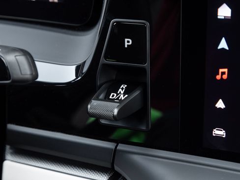 Certified 2025 Porsche Panamera image 18