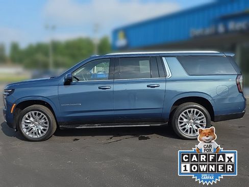 Used 2025 Chevrolet Suburban LT w/ Comfort Package AWD/4WD image 3