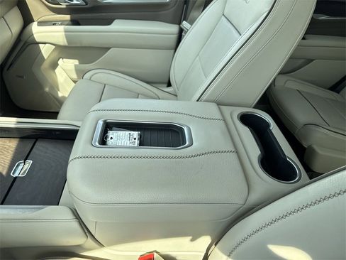 Used 2021 GMC Yukon Denali w/ Denali Premium Package image 27
