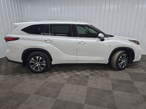 Used 2022 Toyota Highlander XLE AWD/4WD image 2