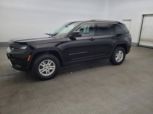 Used 2023 Jeep Grand Cherokee Laredo AWD/4WD image 2