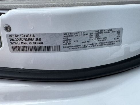 Used 2024 Chrysler Pacifica Touring-L FWD image 18