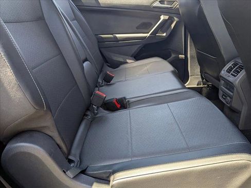 Used 2018 Volkswagen Tiguan SE FWD image 18