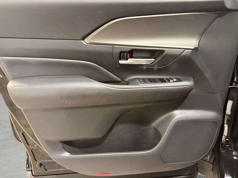 Used 2025 Toyota Grand Highlander AWD image 37