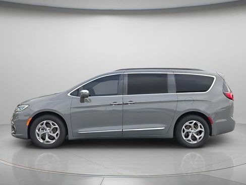 Used 2022 Chrysler Pacifica Limited FWD image 3