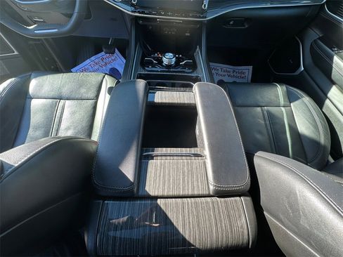 Used 2022 Jeep Wagoneer Series III w/ Premium Group I image 11