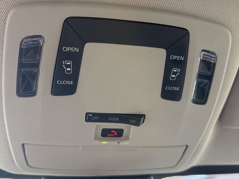 Used 2025 Toyota Sienna LE image 27