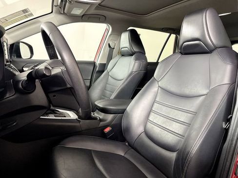 Used 2022 Toyota RAV4 XLE Premium image 12
