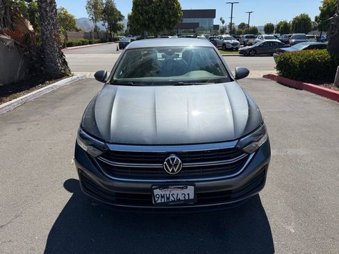 Used 2024 Volkswagen Jetta SE FWD image 3
