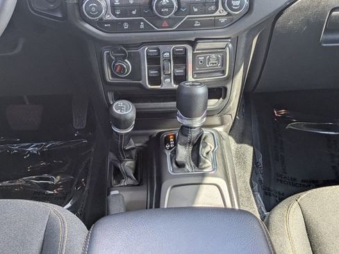 Used 2025 Jeep Wrangler Unlimited Sahara AWD/4WD image 37