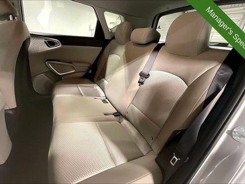 Used 2025 Kia Soul LX w/ LX Technology Package FWD image 30