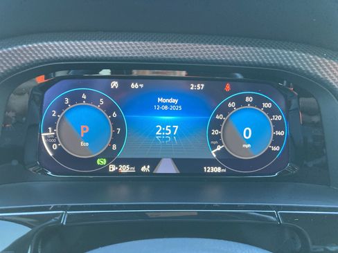 Used 2025 Volkswagen Atlas Cross Sport SEL R-Line image 10