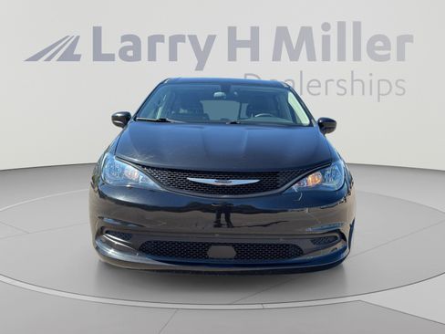 Used 2022 Chrysler Voyager LX FWD image 9