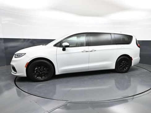 Used 2023 Chrysler Pacifica Touring-L FWD image 35