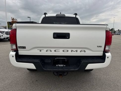 Used 2017 Toyota Tacoma SR5 AWD/4WD image 5