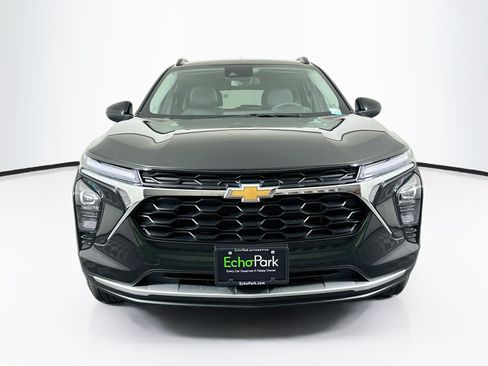 Used 2025 Chevrolet Trax LT FWD image 2