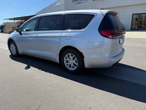 New 2026 Chrysler Pacifica Select image 4