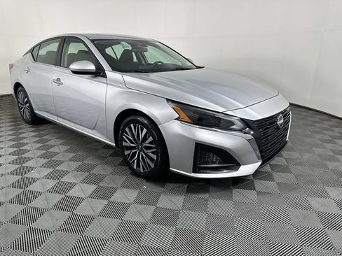Used 2023 Nissan Altima 2.5 SV FWD image 11