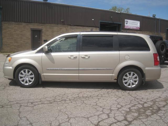 Used 2014 Chrysler Town & Country Touring FWD image 8