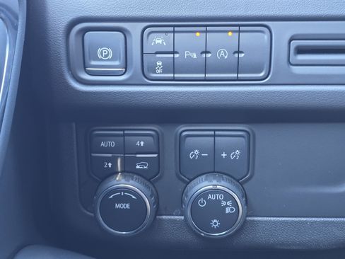 Used 2024 Chevrolet Suburban LT image 35