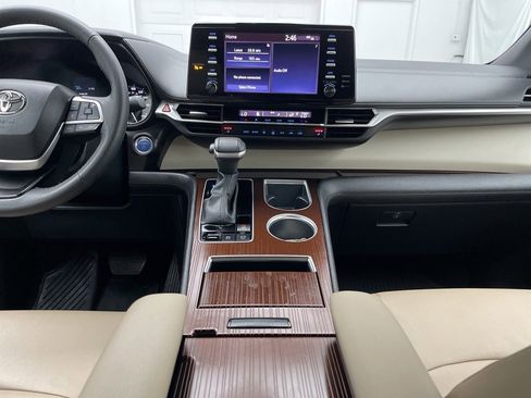 Used 2023 Toyota Sienna XLE image 30