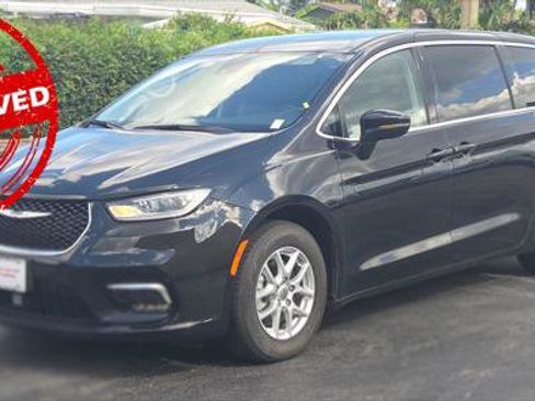 Used 2023 Chrysler Pacifica Touring-L FWD image 2