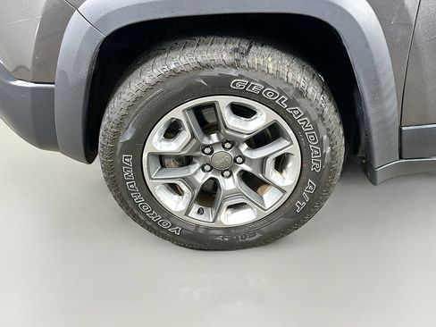 Used 2019 Jeep Cherokee Trailhawk AWD/4WD image 8
