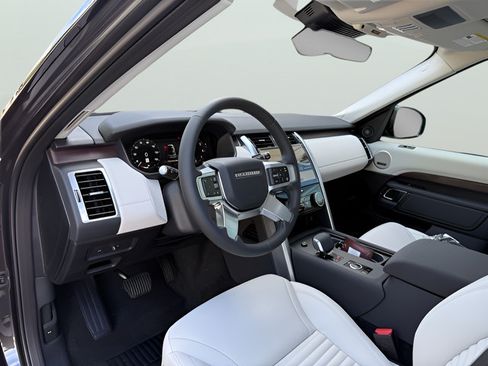 Used 2025 Land Rover Discovery S AWD/4WD image 15