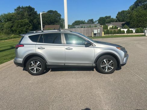 Used 2017 Toyota RAV4 XLE AWD/4WD image 2