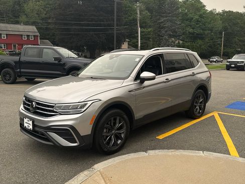 Used 2023 Volkswagen Tiguan SE w/ Panoramic Sunroof Package AWD/4WD image 4