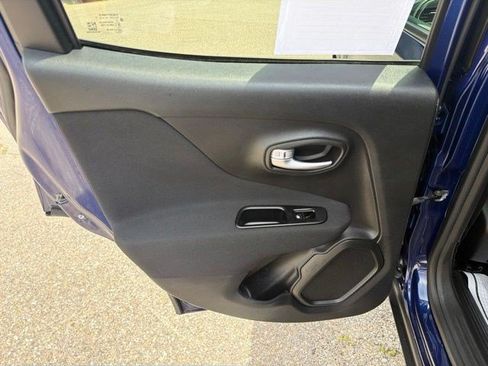 Used 2019 Jeep Renegade Latitude FWD image 14
