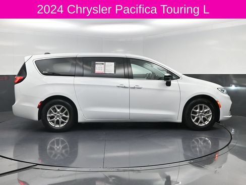 Used 2024 Chrysler Pacifica Touring-L FWD image 4