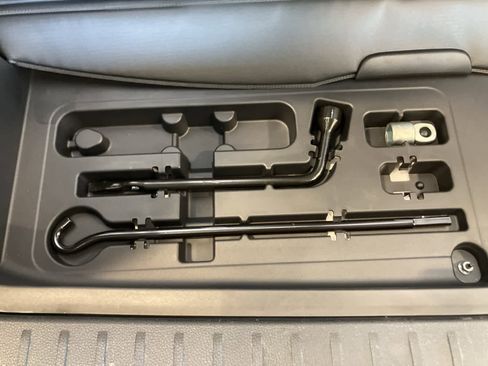 Used 2023 Toyota Highlander L image 37