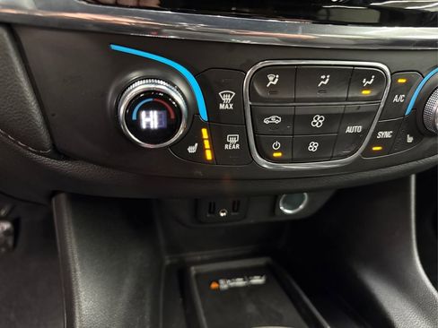 Used 2023 Chevrolet Traverse LT image 34