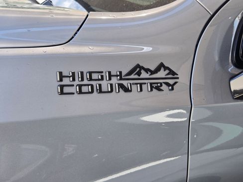 Used 2025 Chevrolet Suburban High Country AWD/4WD image 5
