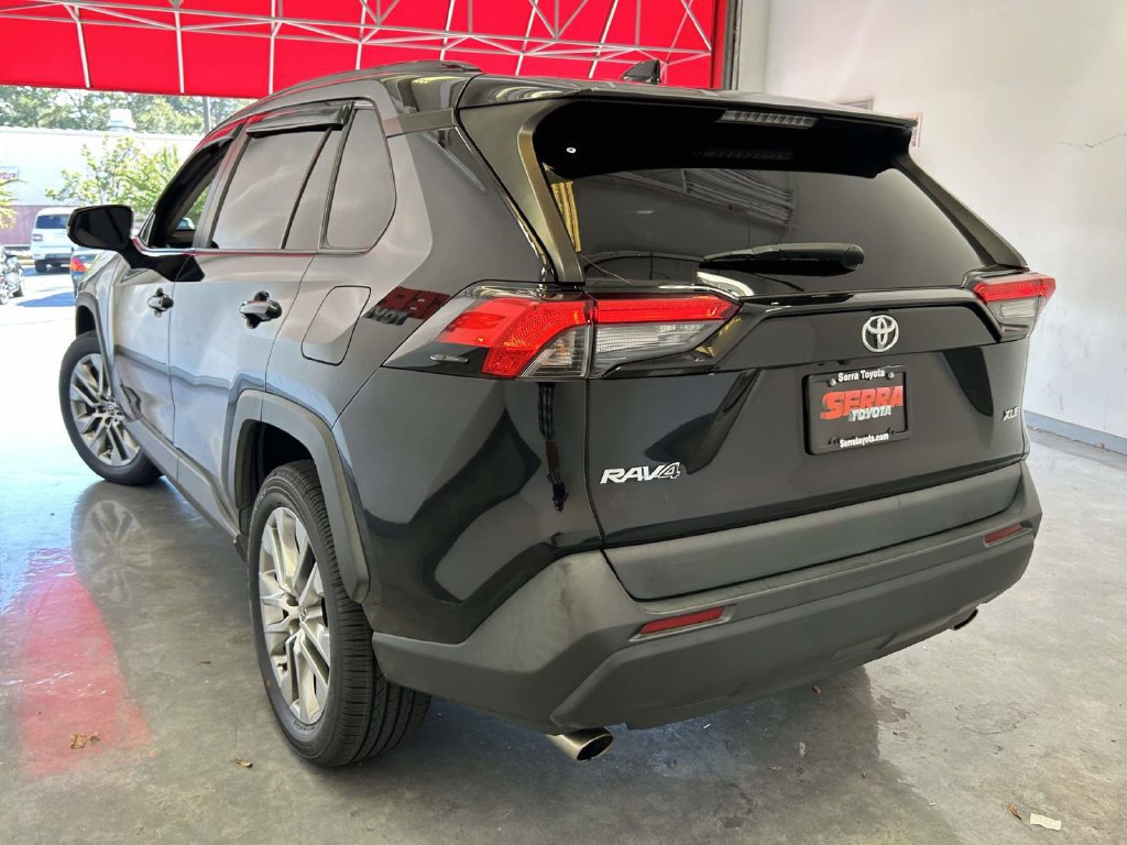 Used 2021 Toyota RAV4 XLE Premium FWD image 5