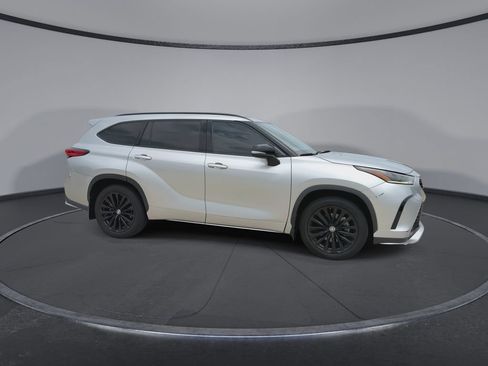 Used 2023 Toyota Highlander XSE FWD image 2
