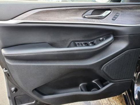 Used 2023 Jeep Grand Cherokee L Limited w/ Black Appearance Package image 21