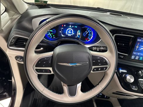 Used 2018 Chrysler Pacifica Limited w/ Advanced Safetytec Group FWD image 19