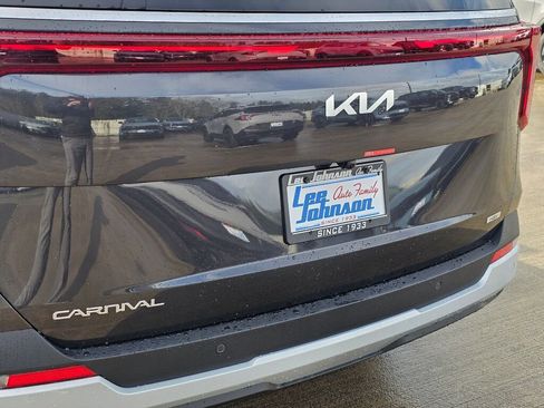 New 2026 Kia Carnival EX image 25