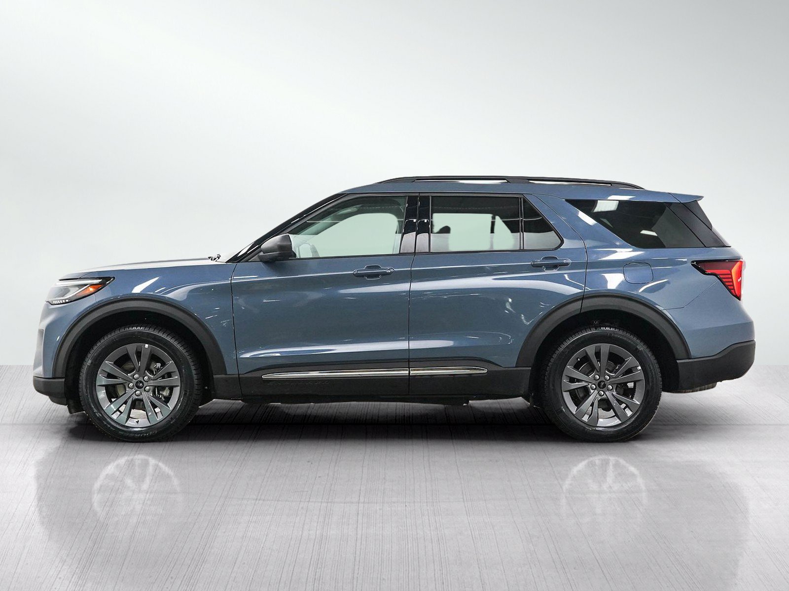 Used 2025 Ford Explorer Active w/ Active Comfort Package AWD/4WD image 2