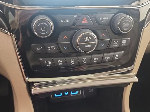 Used 2020 Jeep Grand Cherokee Limited AWD/4WD image 18