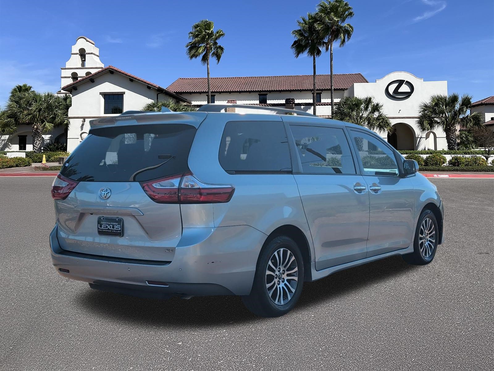 Used 2019 Toyota Sienna XLE w/ XLE Navigation Package FWD image 2